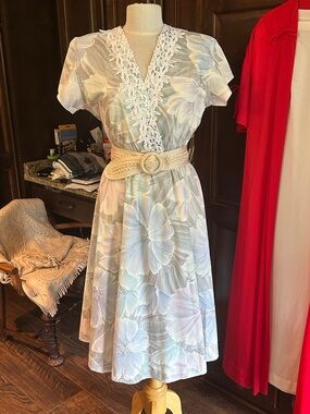 1980’s Leslie Fay Sz S Floral Lace-Trim Midi Dress in Soft Purple Pastel